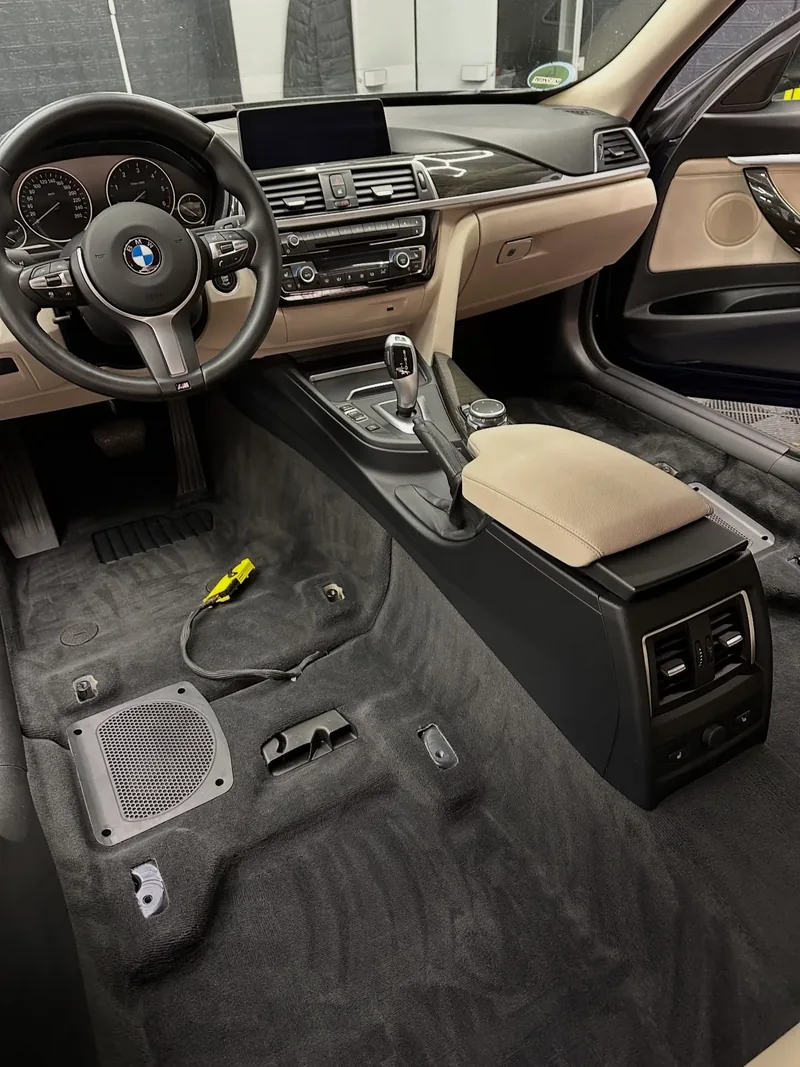 Interior BMW cu tapițerie bej după detailing la FEF