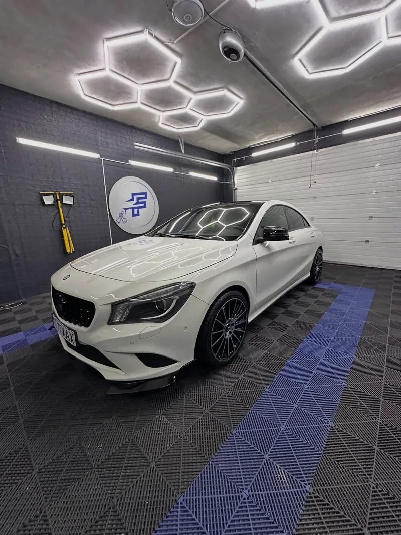 Mercedes CLA alb în atelier după detailing