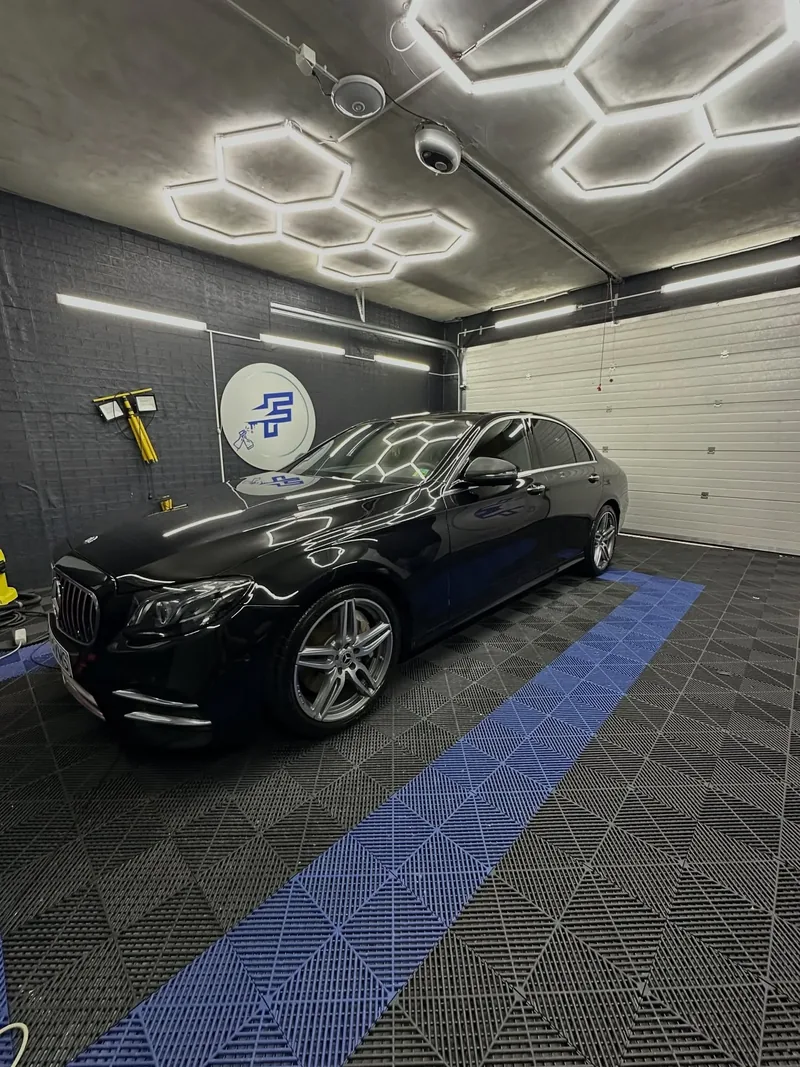 Mercedes Clasa E negru după detailing complet