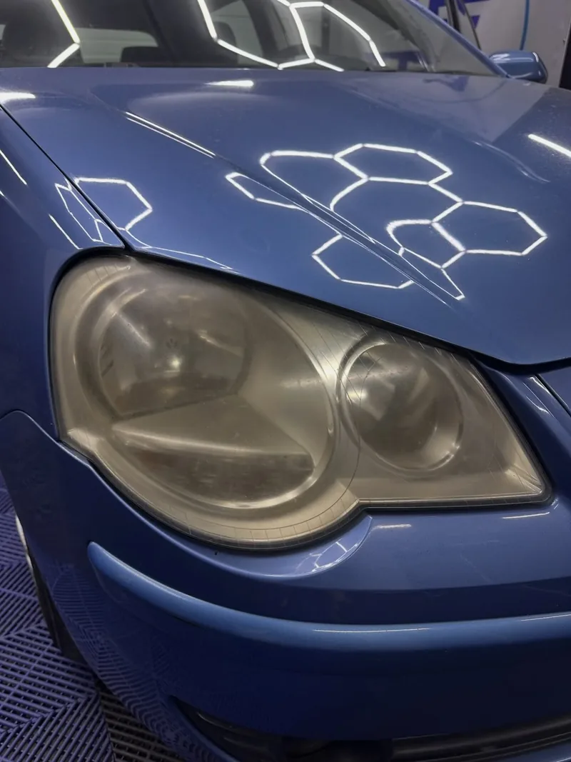 Far VW Polo îngălbenit, înainte de restaurare