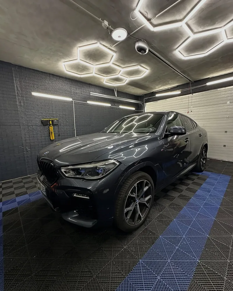 BMW X6 gri închis în atelier